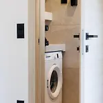 Cigale Jaune Avec Terrasse Et Piscine A Apartman *