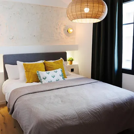 Cigale Jaune Avec Terrasse Et Piscine à