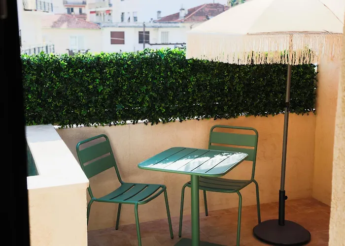 Cigale Jaune Avec Terrasse Et Piscine A アパート