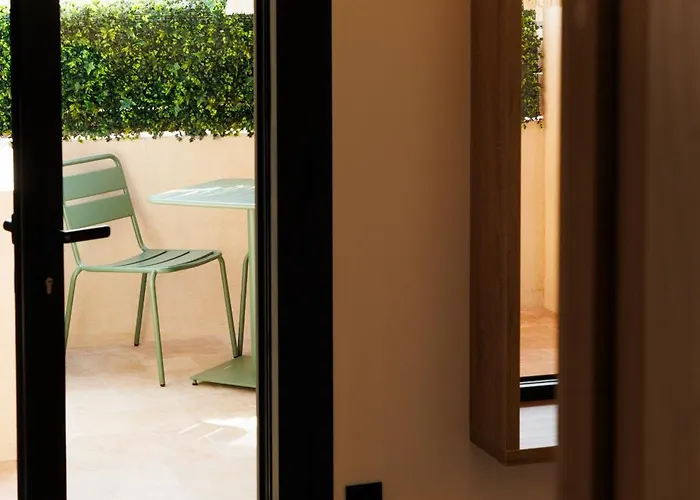 Cigale Jaune Avec Terrasse Et Piscine à