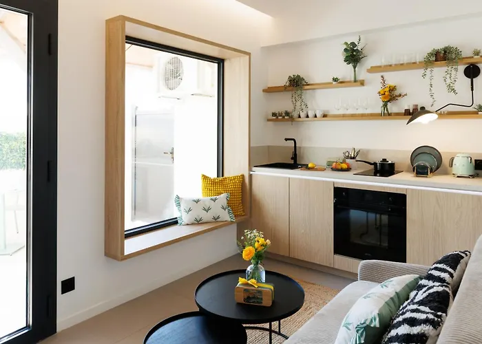 Cigale Jaune Avec Terrasse Et Piscine A 昂蒂布