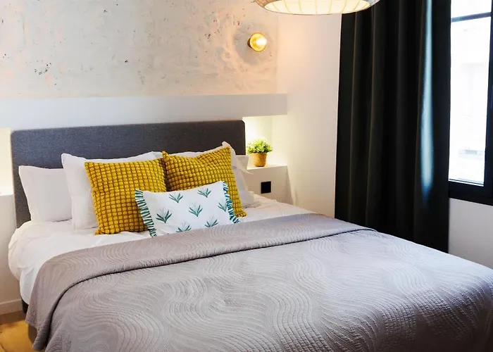 Cigale Jaune Avec Terrasse Et Piscine à