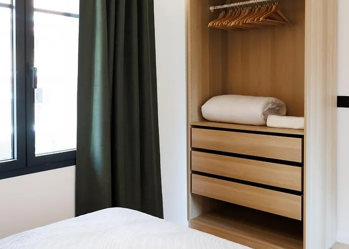 Cigale Jaune Avec Terrasse Et Piscine à Antibes