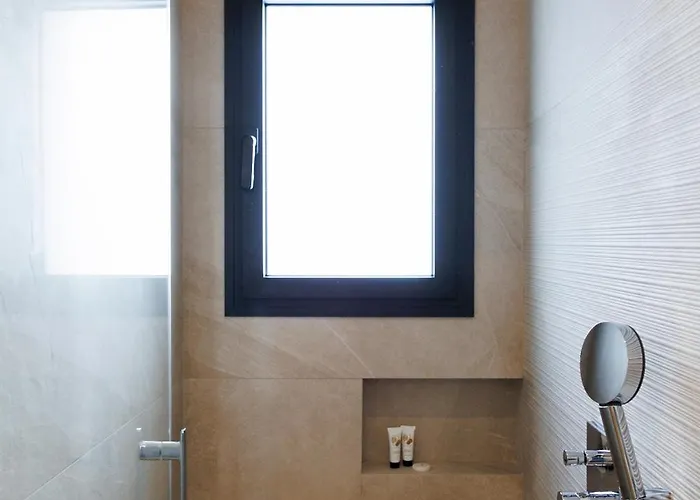 Cigale Jaune Avec Terrasse Et Piscine à *